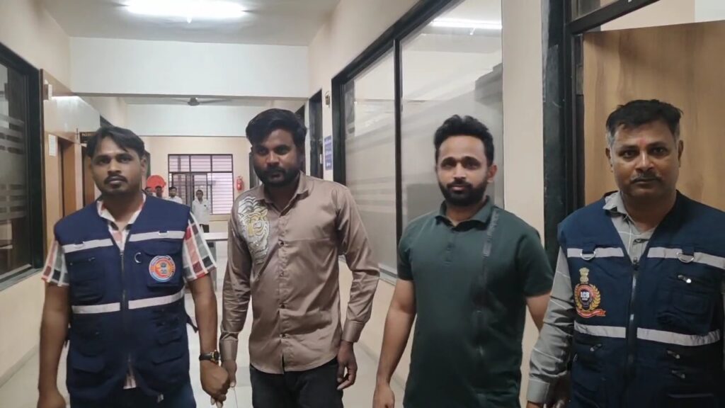 ગોધરા પ્રાંત કચેરીના નાયબ મામલતદાર એમ.એમ.રાણાવાડીયા વતી લાંચના ૧ લાખ રૂપિયા લેતા પટાવાળાને ACB એ રંગેહાથે ઝડપ્યો